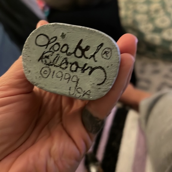 Isabel bloom signed hugging Eskimo children figurine - Picture 5 of 5